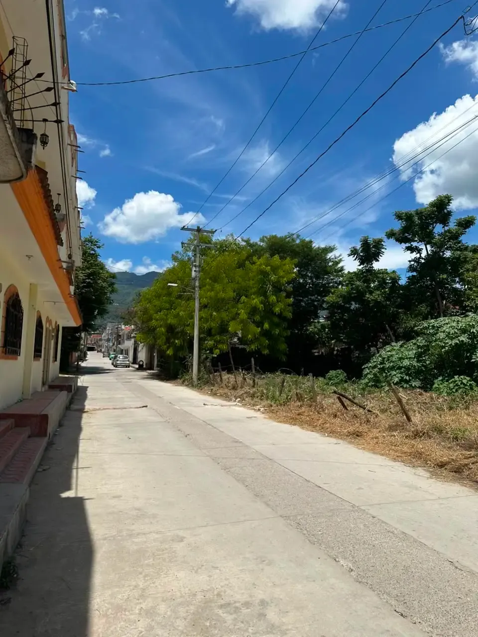 Terreno visto desde la esquina del predio